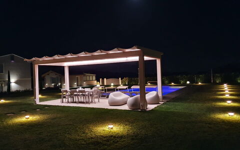 Tenuta Il Giardino Proprietà: Luce, Pianta, Costruzione, Cielo, Shade, Gazebo, Gas, Casa
