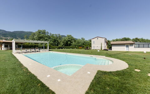 Tenuta Il Giardino Proprietà: Cielo, Acqua, Piscina, Costruzione, Pianta, Shade, Lotto, Pavimentazione, Pavimento, Albero