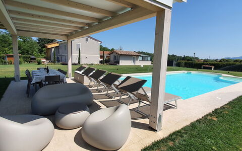 Tenuta Il Giardino Proprietà: Pianta, Acqua, Proprietà, Sedia, Shade, Mobili Da Esterno, Piscina, Interior Design, Vaso Di Fiori, Cielo