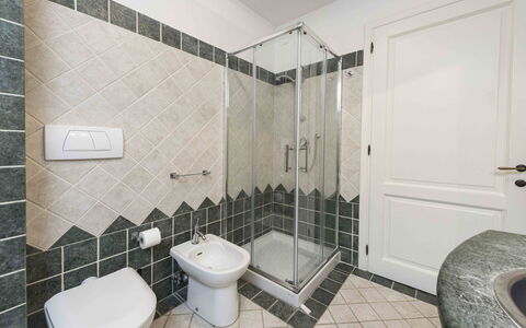 Villa Dell'acquaborra: Bagno, Pavimentazione, Idraulico Fixture, Pavimento, Interior Design, Gabinetto, Lavello, Toilet Seat, Rubinetto, Lavandino Del Bagno