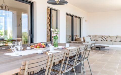 Villa Orama Estia Relais: Tavolo, Mobilia, Divano, Cornice, Finestra, Cibo, Azzurro, Legna, Tavola, Illuminazione