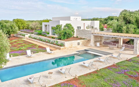 Villa Orama Estia Relais: Cielo, Pianta, Nube, Acqua, Costruzione, Albero, Piscina, Lotto, Zona Residenziale, Paesaggio