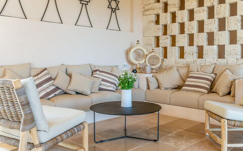 Villa Orama Estia Relais: Mobilia, Divano, Tavolo, Proprietà, Pianta, Legna, Comfort, Interior Design, Soggiorno, Pavimento