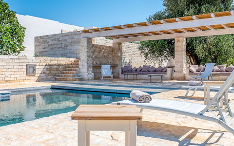 Villa Orama Estia Relais: Acqua, Cielo, Proprietà, Azzurro, Piscina, Shade, Pianta, Legna, Interior Design, Mobili Da Esterno