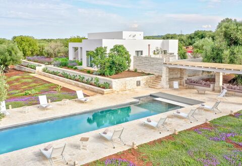 Villa Orama Estia Relais: Cielo, Pianta, Nube, Acqua, Costruzione, Albero, Piscina, Lotto, Zona Residenziale, Paesaggio