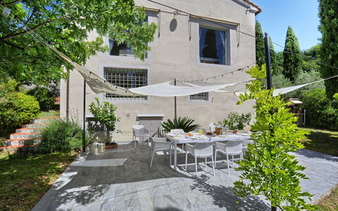 Villa Maona: Pianta, Costruzione, Mobilia, Finestra, Tavolo, Albero, Sedia, Lotto, Porta, Casa