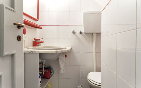 La Terrazza Di Santa Marinella: Proprietà, Lavello, Rubinetto, Idraulico Fixture, Lavandino Del Bagno, Bagno, Interior Design, Specchio, Pavimento, Pavimentazione