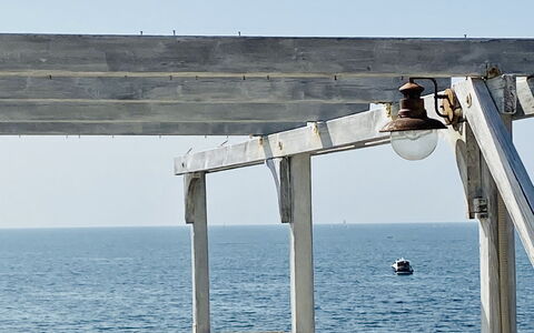 La Terrazza Di Santa Marinella: Cielo, Acqua, Legna, Shade, Orizzonte, Calma, Oceano, Lago, Arte, Metallo