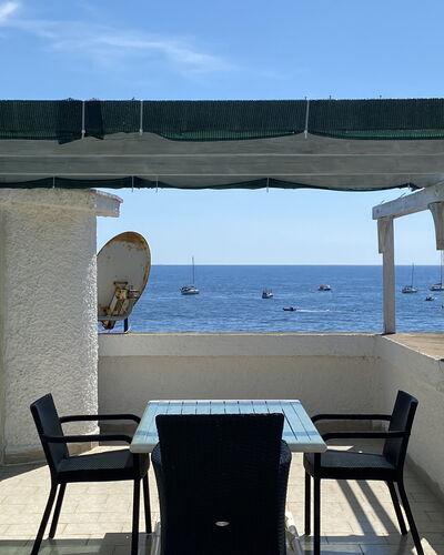 La Terrazza Di Santa Marinella: Cielo, Acqua, Mobilia, Sedia, Azzurro, Costruzione, Shade, Tavolo, Nube, Interior Design