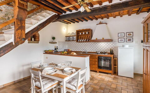Villa Taragnano: Proprietà, Mobilia, Cabinetry, Tavolo, Controsoffitto, Legna, Interior Design, Cucina, Elettrodomestico Da Cucina, Costruzione