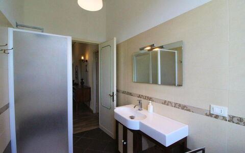 Il Poggiolo: Specchio, Rubinetto, Idraulico Fixture, Lavello, Lavandino Del Bagno, Costruzione, Proprietà, Bagno, Illuminazione, Casa