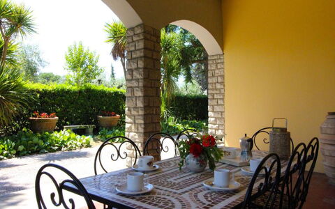 Il Poggiolo: Pianta, Tavolo, Proprietà, Mobilia, Tavola, Vaso Di Fiori, Costruzione, Azzurro, Sedia, Pianta Della Casa