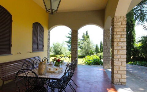 Il Poggiolo: Pianta, Proprietà, Costruzione, Cielo, Shade, Illuminazione, Finestra, Tavolo, Interior Design, Street Luce