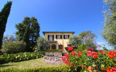 Il Poggiolo: Cielo, Pianta, Fiore, Costruzione, Proprietà, Finestra, Comunita 'Impianto, Paesaggio Naturale, Albero, Casa