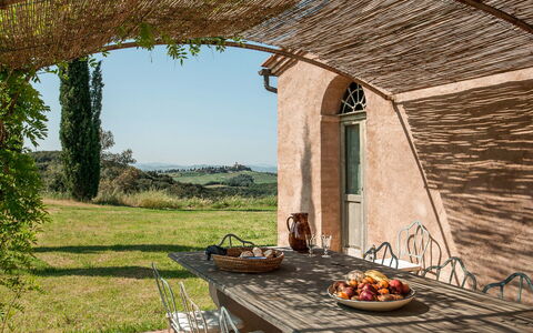 Lavacchio 10: Proprietà, Pianta, Cielo, Legna, Finestra, Shade, Architettura, Tavolo, Costruzione, Erba