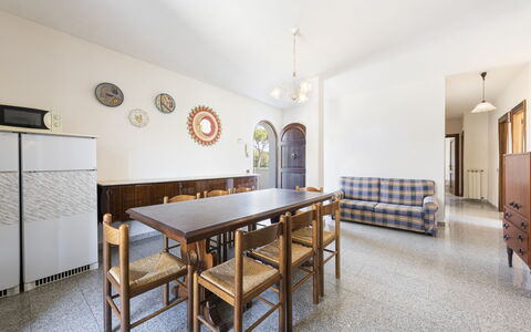 Residenza Garosi: Tavolo, Mobilia, Cornice, Costruzione, Legna, Interior Design, Illuminazione, Sedia, Casa, Pavimento