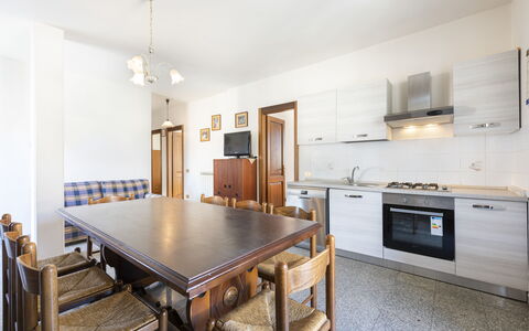 Residenza Garosi: Cabinetry, Mobilia, Proprietà, Tavolo, Controsoffitto, Cassetto, Legna, Cucina Stufa, Illuminazione, Costruzione