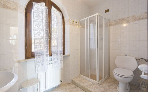 Residenza Garosi: Proprietà, Idraulico Fixture, Rubinetto, Bagno, Soffione Doccia, Interior Design, Doccia, Legna, Pavimento