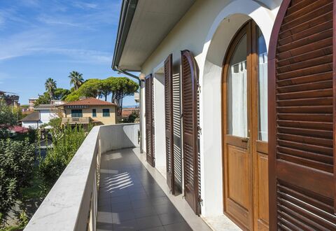 Residenza Garosi: Cielo, Giorno, Proprietà, Nube, Pianta, Costruzione, Shade, Zona Residenziale, Albero, Legna