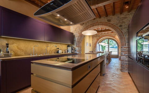 Villa Dorothea: Cabinetry, Controsoffitto, Proprietà, Costruzione, Legna, Casa, Illuminazione, Interior Design, Cucina, Color Legno