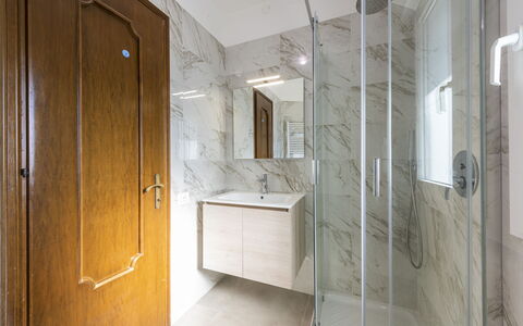 Casa Serchio: Specchio, Costruzione, Proprietà, Idraulico Fixture, Rubinetto, Lavello, Porta, Casa, Bagno