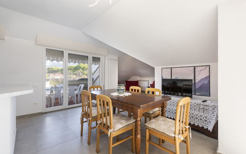 Casa Serchio: Tavolo, Mobilia, Sedia, Costruzione, Legna, Cabinetry, Interior Design, Cucina, Pavimento