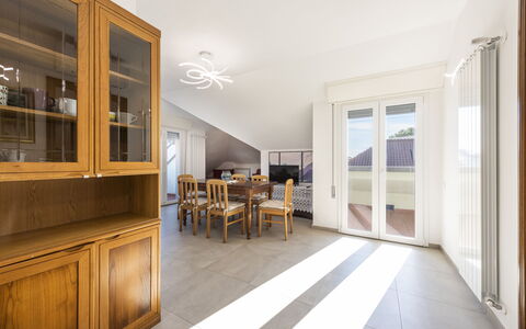 Casa Serchio: Tavolo, Mobilia, Costruzione, Cabinetry, Legna, Sedia, Sala, Interior Design, Illuminazione, Casa