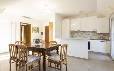 Casa Serchio: Tavolo, Mobilia, Proprietà, Cabinetry, Legna, Controsoffitto, Interior Design, Pavimentazione, Sedia, Pavimento