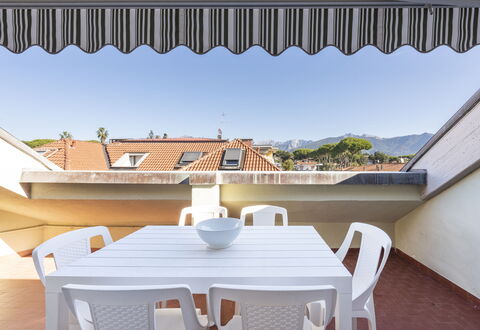 Casa Serchio: Costruzione, Giorno, Proprietà, Luce, Shade, Tavolo, Legna, Sedia, Architettura, Illuminazione