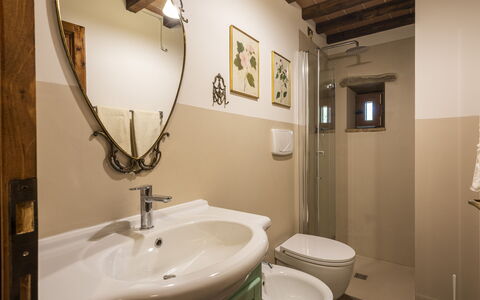 Villa Chio: Specchio, Rubinetto, Idraulico Fixture, Lavandino Del Bagno, Lavello, Proprietà, Fotografia, Pianta, Bagno, Viola