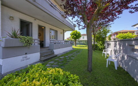 Pontremoli Apartments: Pianta, Giorno, Proprietà, Verde, Botanica, Foglia, Costruzione, Giallo, Albero, Shade