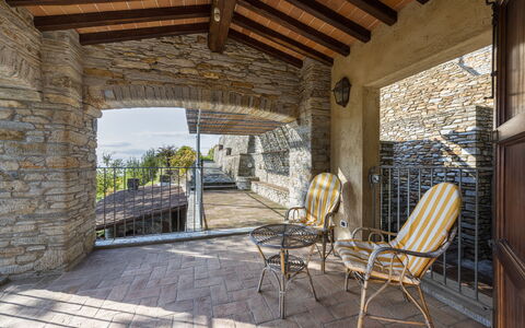 Villa Montignoso: Pianta, Mobilia, Costruzione, Proprietà, Tavolo, Sedia, Legna, Shade, Casa, Albero
