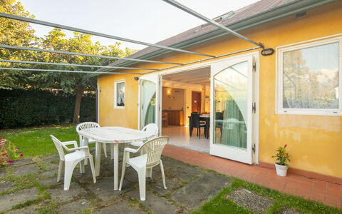 Villa Isola: Pianta, Costruzione, Mobilia, Proprietà, Finestra, Tavolo, Sedia, Interior Design, Shade, Architettura
