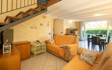 Villa Isola: Mobilia, Proprietà, Tavolo, Comfort, Divano, Costruzione, Arancia, Legna, Interior Design, Pavimento
