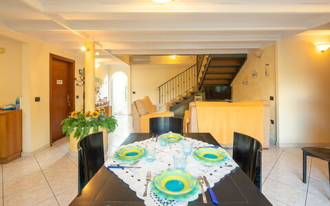 Villa Isola: Tavolo, Proprietà, Mobilia, Pianta, Sedia, Illuminazione, Interior Design, Architettura, Pianta Della Casa, Sala