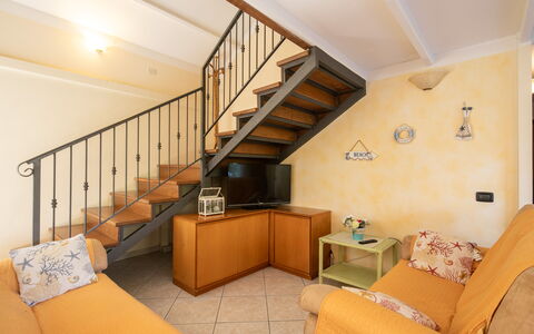 Villa Isola: Mobilia, Proprietà, Costruzione, Comfort, Divano, Legna, Cornice, Interior Design, Le Scale, Architettura