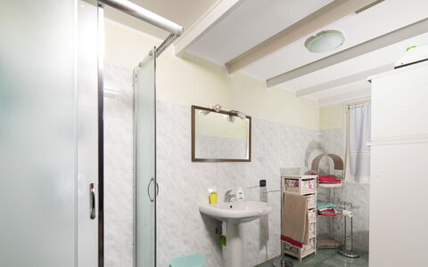 Villa Isola: Specchio, Rubinetto, Lavello, Idraulico Fixture, Proprietà, Lavandino Del Bagno, Costruzione, Bagno, Illuminazione, Interior Design