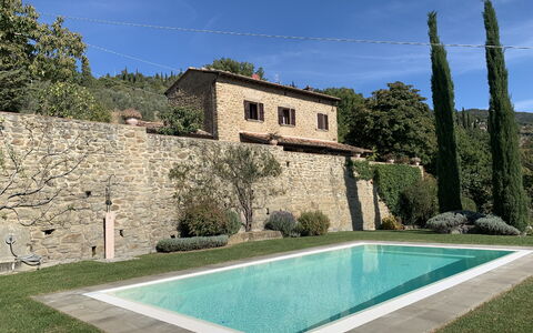 Villa Adelfa: Acqua, Cielo, Proprietà, Pianta, Azzurro, Albero, Nube, Architettura, Costruzione, Rettangolo