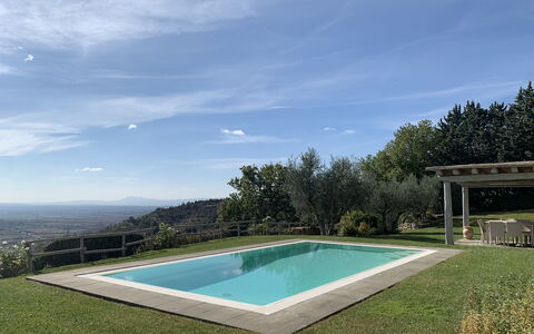 Villa Adelfa: Cielo, Acqua, Nube, Piscina, Azzurro, Rettangolo, Paesaggio Naturale, Shade, Erba, Tempo Libero