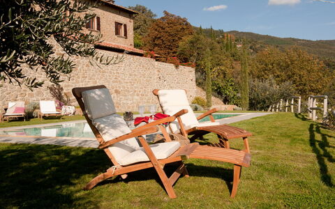 Villa Adelfa: Pianta, Cielo, Nube, Mobili Da Esterno, Sedia, Costruzione, Albero, Bracciolo, Erba, Tempo Libero