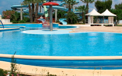 Carovigno 680: Acqua, Pianta, Nube, Proprietà, Cielo, Azzurro, Piscina, Blu, Botanica, Albero