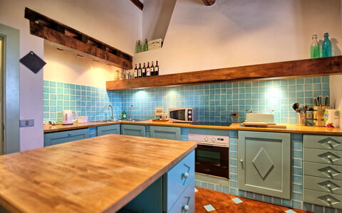 Villa Paneretta: Controsoffitto, Cabinetry, Proprietà, Cucina, Elettrodomestico Da Cucina, Cucina Stufa, Legna, Lavandino Della Cucina, Cassetto, Illuminazione
