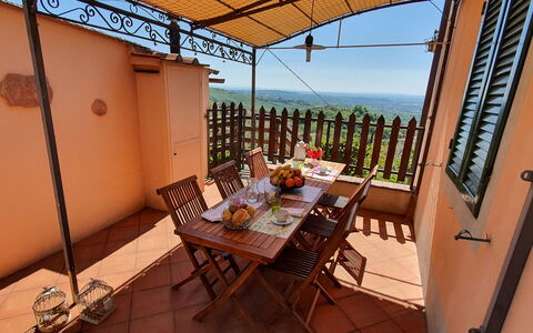 Alla Collina Del Sole: Mobilia, Tavolo, Proprietà, Costruzione, Vaso Di Fiori, Sedia, Pianta Della Casa, Pianta, Legna, Cielo