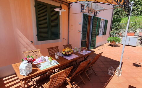 Alla Collina Del Sole: Tavolo, Mobilia, Finestra, Proprietà, Pianta, Costruzione, Sedia, Legna, Vaso Di Fiori, Tavolo Esterno