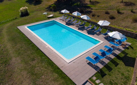 Villa Lugnano: Costruzione, Pianta, Piscina, Acqua, Azzurro, Rettangolo, Casa, Erba, Shade, Urban Design