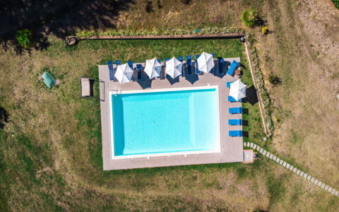 Villa Lugnano: Acqua, Pianta, Piscina, Finestra, Azzurro, Rettangolo, Lotto, Erba, Pendenza, Paesaggio