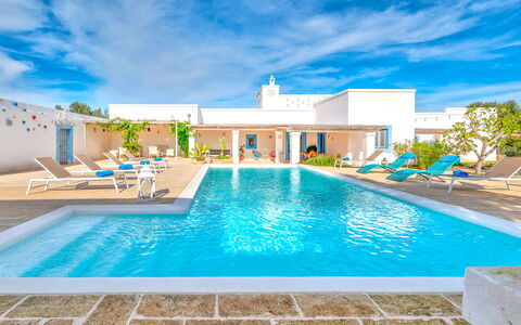 Masseria Tufo Bianco: Acqua, Nube, Pianta, Cielo, Proprietà, Piscina, Costruzione, Blu, Azzurro, Rettangolo