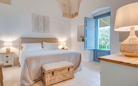Masseria Tufo Bianco: Mobilia, Proprietà, Bianca, Comfort, Azzurro, Legna, Cabinetry, Illuminazione, Telaio Del Letto, Tessile