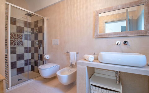 Masseria Tufo Bianco: Marrone, Specchio, Idraulico Fixture, Rubinetto, Proprietà, Lavandino Del Bagno, Costruzione, Lavello, Viola, Bagno