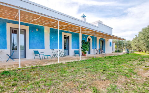 Masseria Tufo Bianco: Cielo, Nube, Finestra, Pianta, Costruzione, Lotto, Shade, Porta, Casa, Albero